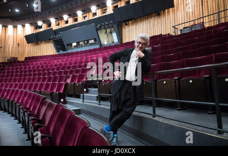 Berlin, Allemagne. 13 Juin, 2017. Le cinéaste allemand Wim Wenders vu lors d'une entrevue avec l'agence de presse allemande Deutsche Presse-Agentur dpa dans l'Opéra d'État de Berlin au Schiller Theater de Berlin, Allemagne, 13 juin 2017. Wenders dirige sa première production d'opéra, "Les Pêcheurs de perles" par Georges Bizet, programmé pour le première le 24 juin 2017. Photo : Bernd von Jutrczenka/dpa/Alamy Live News Banque D'Images