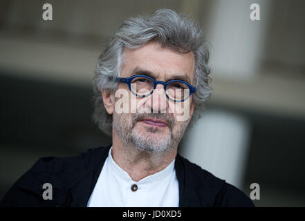 Berlin, Allemagne. 13 Juin, 2017. Le cinéaste allemand Wim Wenders vu lors d'un entretien avec l'agence de presse allemande Deutsche Presse-Agentur dpa dans l'Opéra d'État de Berlin au Schiller Theater de Berlin, Allemagne, 13 juin 2017. Wenders dirige sa première production d'opéra, "Les Pêcheurs de perles" par Georges Bizet, programmé pour le première le 24 juin 2017. Photo : Bernd von Jutrczenka/dpa/Alamy Live News Banque D'Images