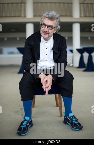 Berlin, Allemagne. 13 Juin, 2017. Le cinéaste allemand Wim Wenders vu lors d'un entretien avec l'agence de presse allemande Deutsche Presse-Agentur dpa dans l'Opéra d'État de Berlin au Schiller Theater de Berlin, Allemagne, 13 juin 2017. Wenders dirige sa première production d'opéra, "Les Pêcheurs de perles" par Georges Bizet, programmé pour le première le 24 juin 2017. Photo : Bernd von Jutrczenka/dpa/Alamy Live News Banque D'Images