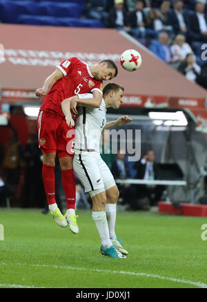 Saint-pétersbourg, Russie. 17 Juin, 2017. Viktor Vasin (haut) de la Russie est en compétition pour un en-tête avec Chris Wood de la Nouvelle-Zélande durant le groupe de correspondance entre la Russie et la Nouvelle-Zélande de la Coupe des Confédérations de la FIFA 2017 à Saint-Pétersbourg, Russie, le 17 juin 2017. La Russie a gagné 2-0. Credit : Xu Zijian/Xinhua/Alamy Live News Banque D'Images