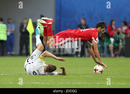 Saint-pétersbourg, Russie. 17 Juin, 2017. Alexander Erokhin (haut) rivalise avec Chris Wood de la Nouvelle-Zélande durant le groupe de correspondance entre la Russie et la Nouvelle-Zélande de la Coupe des Confédérations de la FIFA 2017 à Saint-Pétersbourg, Russie, le 17 juin 2017. La Russie a gagné 2-0. Credit : Xu Zijian/Xinhua/Alamy Live News Banque D'Images