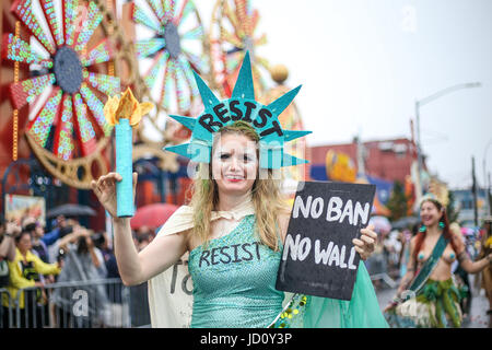 Coney Island, New York City, USA. 17 Juin, 2017. Les participants à la parade Parade Mermaid : Coney Island Coney Island USA le 17 juin 2017 à New York. Brésil : Crédit Photo Presse/Alamy Live News Banque D'Images