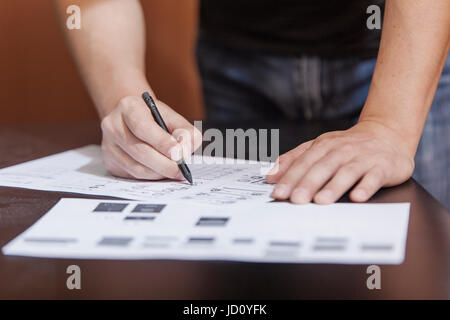 Le concepteur de processus de travail, à une table n'esquisses par un crayon Banque D'Images