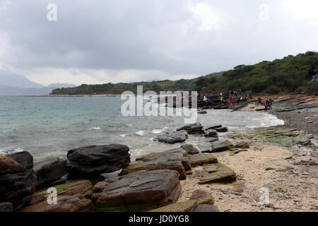 Hong Kong, Chine. 30Th Nov, 2014. Les gens visiter Hong Kong UNESCO Global Geopark à Hong Kong, Chine du sud, le 30 novembre 2014. Crédit : Li Peng/Xinhua/Alamy Live News Banque D'Images