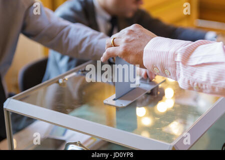 Tours, France. 18 juin 2017. France voix au deuxième tour des élections législatives de dimanche, en run-off des votes pour les meilleurs candidats du premier tour de dimanche dernier. Banque D'Images