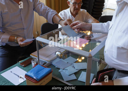 Tours, France. 18 juin 2017. France voix au deuxième tour des élections législatives de dimanche, en run-off des votes pour les meilleurs candidats du premier tour de dimanche dernier. Banque D'Images