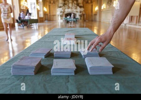 Tours, France. 18 juin 2017. France voix au deuxième tour des élections législatives de dimanche, en run-off des votes pour les meilleurs candidats du premier tour de dimanche dernier. Banque D'Images