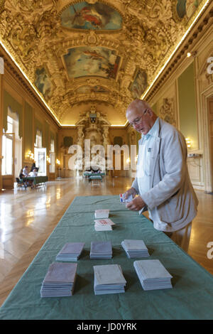 Tours, France. 18 juin 2017. France voix au deuxième tour des élections législatives de dimanche, en run-off des votes pour les meilleurs candidats du premier tour de dimanche dernier. Banque D'Images