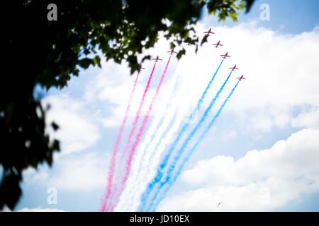 Londres, Royaume-Uni. 17 Juin, 2017. Des flèches rouges voler sur Trafalgar Square à Londres pour célébrer l'anniversaire de la Reine. Credit : Lorna Cabble/Alamy Live News Banque D'Images