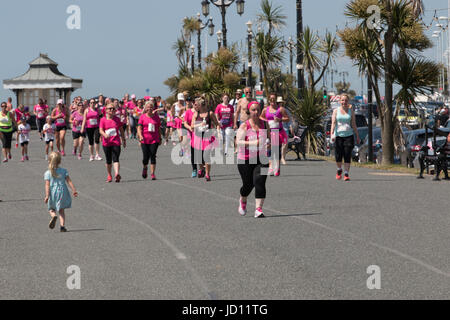 Worthing, Royaume-Uni, 18 juin 2017, une petite fille regarde les coureurs participant à la course de 5 km pour la vie, de crédit Ian Stewart/Alamy live news Banque D'Images