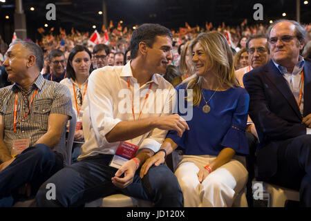 Secrétaire général Pedro Sanchez avec son épouse Maria Begona Gomez Fernandez durant la clausure du 39e congrès du PSOE, à Madrid, le dimanche, 18 juin 2017. Banque D'Images