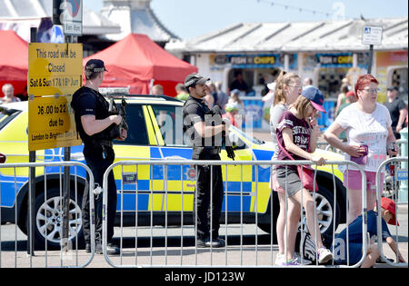 Brighton, UK. 18 Juin, 2017. La police armée près de l'finsih de la British Heart Foundation annuel Londres à Brighton promenade en vélo dans le magnifique temps ensoleillé chaud aujourd'hui Crédit : Simon Dack/Alamy Live News Banque D'Images