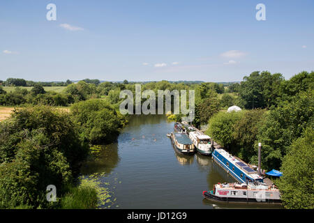 Rivière Avon entre Bristol et Bath, Royaume-Uni. 18 Juin, 2017. Les gens nager près de canal bateaux dans la rivière Avon entre Bristol et Bath au Royaume-Uni que les températures atteignent les 30°C. Une grande partie de l'Angleterre et Pays de Galles sont célèbre la Fête des Pères sous un ciel bleu et un soleil radieux, 18 juin 2017. Crédit : Adam Gasson/Alamy Live News Banque D'Images