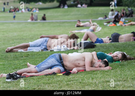 Londres, Royaume-Uni. 18 Juin, 2017. Les gens sieste à l'ombre dans le parc de Greenwich que Londres swelters à haute température avec une vague d'avertissement météo Crédit : amer ghazzal/Alamy Live News Banque D'Images