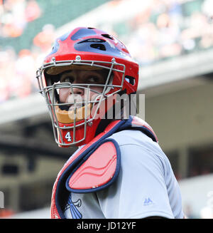Baltimore, MD, USA. 17 Juin, 2017. Cardinals de Saint-Louis catcher Yadier Molina (4) au cours de la St. Louis Cardinals vs Baltimore Orioles match au parc Orioles dans Camden Yards de Baltimore, MD. Baltimore a battu St Louis 15-7. Jen Hadsell/CSM/Alamy Live News Banque D'Images