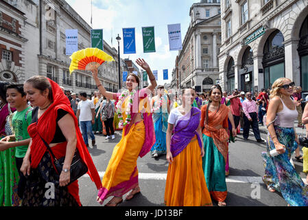 Londres, Royaume-Uni. 18 juin 2017. Les dévots de célébrer le festival annuel Rathayatra ('panier festival'), dans le centre de Londres. Adeptes Hare Krishna remorqué trois énormes charrettes décorées de Hyde Park corner à Trafalgar Square, chantant et dansant tout le chemin. Crédit : Stephen Chung / Alamy Live News Banque D'Images