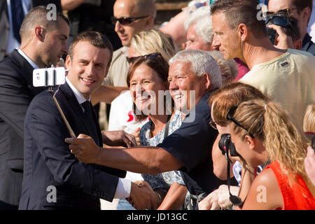 Le Touguet. 18 Juin, 2017. Le président français, Emmanuel Macron pose pour la photo avec ses partisans après qu'il a voté à l'hôtel de ville dans le deuxième tour des élections législatives dans le Touquet, France le 18 juin 2017. Credit : Kristina Afanasyeva/Xinhua/Alamy Live News Banque D'Images