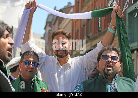 Manchester, UK. 18 Juin, 2017. Afzal Khan, CBE, Eurodéputé, député et homme politique actuellement qui est membre du parlement pour la circonscription de Manchester Gorton rejoint le Manchester Day Parade par Manchester, 18 juin, 2017 Crédit : Barbara Cook/Alamy Live News Banque D'Images