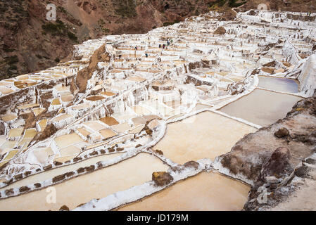 Salines en terrasses aussi connu comme 'alineras de Maras', parmi les plus pittoresques de la région de destination de voyage à Cusco, Pérou. Le téléobjectif Vue de dessus d'e Banque D'Images