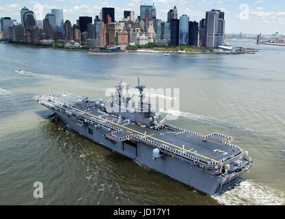 Marins et soldats homme les rails et préciser "I Love New York" sur le poste de pilotage de l'assaut amphibie USS Kearsarge LHD (3) que le navire entre dans le port de New York. DoD photo de Maître de 1re classe Aaron Glover, Marine américaine. Banque D'Images