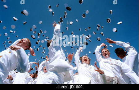 De la marine et du Corps des agents continuent dans le chapeau de lancer la tradition comme ils sortent de l'Académie navale américaine à Annapolis, Md. DoD photo par le maître de Terry A. Cosgrove, U.S. Navy Banque D'Images