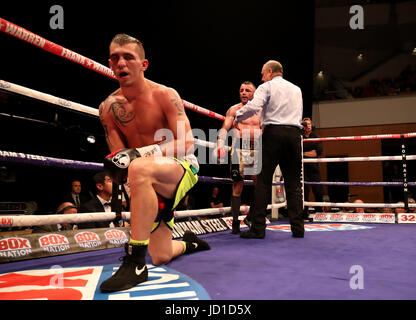 Craig Evans (à gauche) contre Stephen Ormond dans l'WBO Lightweight Championship match au Waterfront Hall de Belfast. ASSOCIATION DE PRESSE Photo. Photo date : Samedi 17 juin 2017. Voir l'activité de boxe histoire de Belfast. Crédit photo doit se lire : Niall Carson/PA Wire Banque D'Images