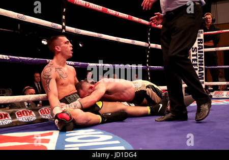 Craig Evans (à gauche) contre Stephen Ormond dans l'WBO Lightweight Championship match au Waterfront Hall de Belfast. Banque D'Images