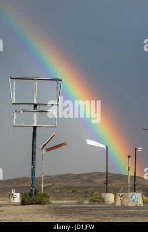 Arc-en-ciel sur une station d'essence abandonnés dans la région de Coaldale, Nevada. Banque D'Images