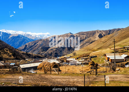 Scène rurale de la campagne de printemps sur la montagne Caucase, Russie, République de l'Ingouchie Banque D'Images