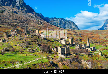 Beau paysage d'Egikal tours antiques et ruines en Ingouchie Jeyrah ravin, République de l'Ingouchie, Russie Banque D'Images