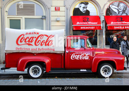 Une ancienne Ford rouge vintage Coca cola camion (pickup) dans un parc de stationnement Banque D'Images