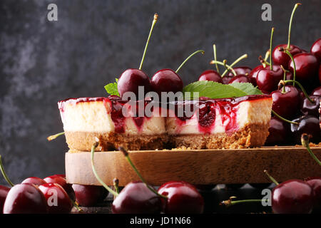 Accueil cherry cake à la vanille et cerises noires sur table en bois. Gâteau d'anniversaire pour l'été Banque D'Images