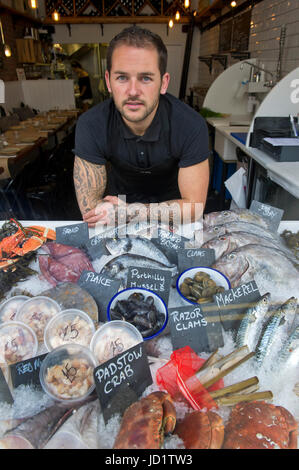 Rick toogood, crevette sur la pelouse, Padstow, Cornwall, uk Banque D'Images