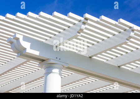 Belle chambre Patio couvrir contre le ciel bleu. Banque D'Images