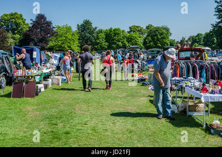 Le coffre d'une voiture à vendre à Prospect Park à Reading, Berkshire, Royaume-Uni. Banque D'Images