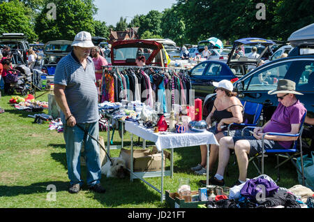 Le coffre d'une voiture à vendre à Prospect Park à Reading, Berkshire, Royaume-Uni. Banque D'Images