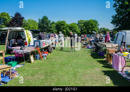 Le coffre d'une voiture à vendre à Prospect Park à Reading, Berkshire, Royaume-Uni. Banque D'Images