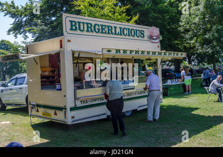 Un burger van à un vide grenier à Prospect Park, Reading, Royaume-Uni. Banque D'Images