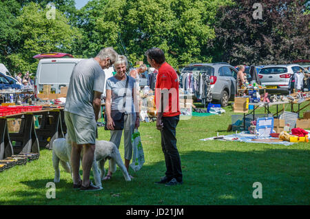 Le coffre d'une voiture à vendre à Prospect Park à Reading, Berkshire, Royaume-Uni. Banque D'Images