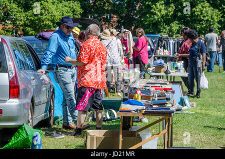 Le coffre d'une voiture à vendre à Prospect Park à Reading, Berkshire, Royaume-Uni. Banque D'Images