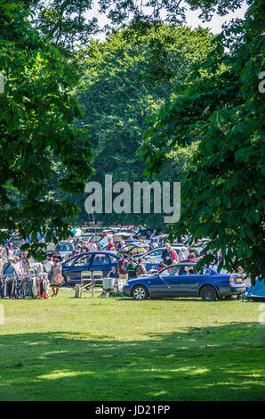 À la recherche vers un poste occupé car boot sale à Prospect Park à Reading, Berkshire. Banque D'Images