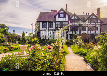 Jardin de roses au Bhaktivedanta Manor (maison de campagne donnée par George Harrison à ISKON) et jardins, près de Watford, Hertfordshire, Endland. Banque D'Images