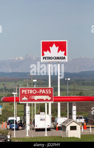 Une station-service Petro-Canada en Alberta, Canada. La station de remplissage est par la route transcanadienne. Banque D'Images
