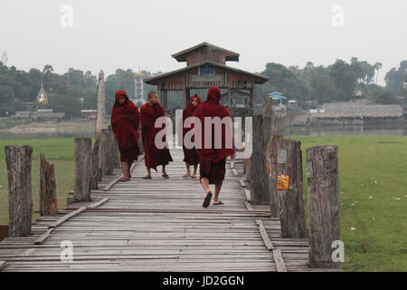 U-Bein Bridge/Amarapura - Myanmar 22 Janvier 2016 : les moines Bouddhistes sur leur promenade quotidienne sur le pont dans les premières heures du matin. Banque D'Images