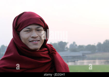 U-Bein Bridge/Amarapura - Myanmar 22 Janvier 2016 : Portrait d'un moine bouddhiste traversant le pont u-bein. Banque D'Images