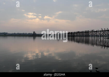 U-Bein Bridge/Amarapura - Myanmar 22 Janvier 2016 : u-bein bridge at Dusk. Banque D'Images