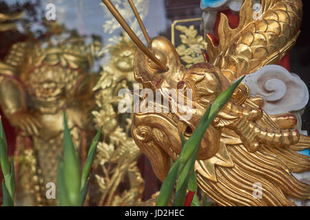 La sculpture du dragon doré dans le Temple des Six Banians ou Liurong Si, l'un des plus anciens temples Bouddhistes de Guangzhou - Chine Banque D'Images