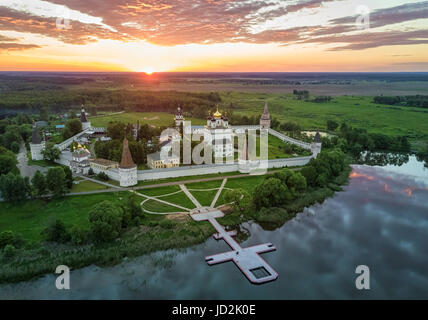 Vue aérienne sur Joseph-Volokolamsk monastère sur le coucher du soleil, l'oblast de Moscou, Russie Banque D'Images