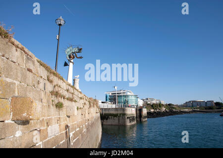 Large vue sur le Mayflower steps, la barbacane de la crevette Crevette statue et National Marine Aquarium, Barbican, Plymouth Sutton Harbour, Devon, Angleterre, Royaume-Uni Banque D'Images