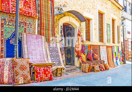 Les magasins de tapis d'Antalya à offrir une large gamme de soie, laine, coton et synthétiques, décoré de tapis islamique traditionnelle, floral, géométrique et Banque D'Images